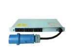 Listwa PDU IBM widziana od przodu z rzędem gniazd C13 oraz niebieską wtyczką przemysłową na czarnym kablu.