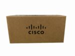 Zamknięte kartonowe pudełko z logo Cisco, oryginalne opakowanie zasilacza, widok pod kątem z boku.