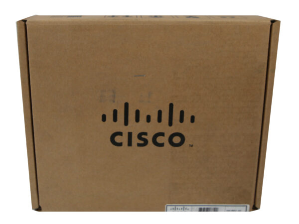 Zamknięte kartonowe pudełko z logo Cisco i naklejką z etykietą na dolnej krawędzi, widok pod kątem.