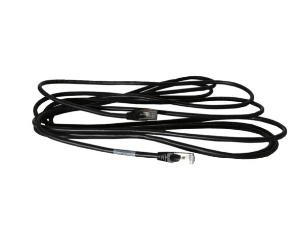 Zwinięty czarny kabel sieciowy RJ45 z widoczną wtyczką na pierwszym planie, ułożony luźnymi pętlami na białym tle.