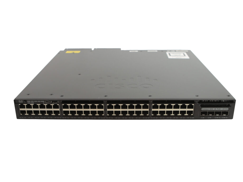 Przedni panel switcha Cisco z czterema rzędami portów RJ45 oraz dwoma slotami SFP+ po prawej stronie.