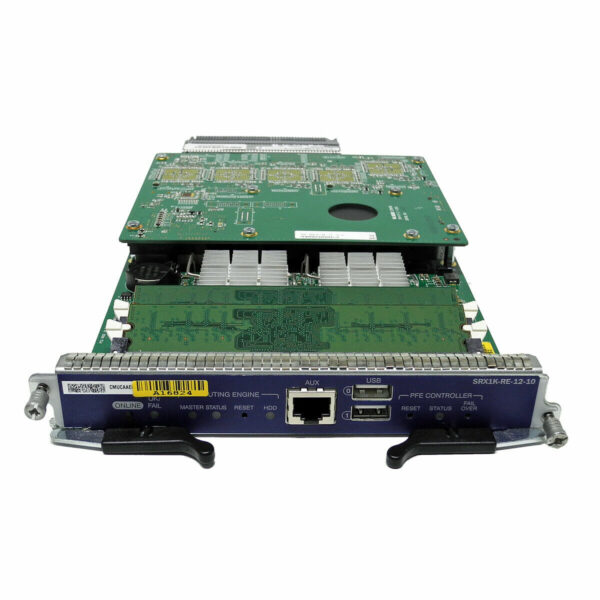 Moduł Juniper Routing Engine z widoczną płytą elektroniczną, portem RJ45 i dwoma portami USB na panelu czołowym.