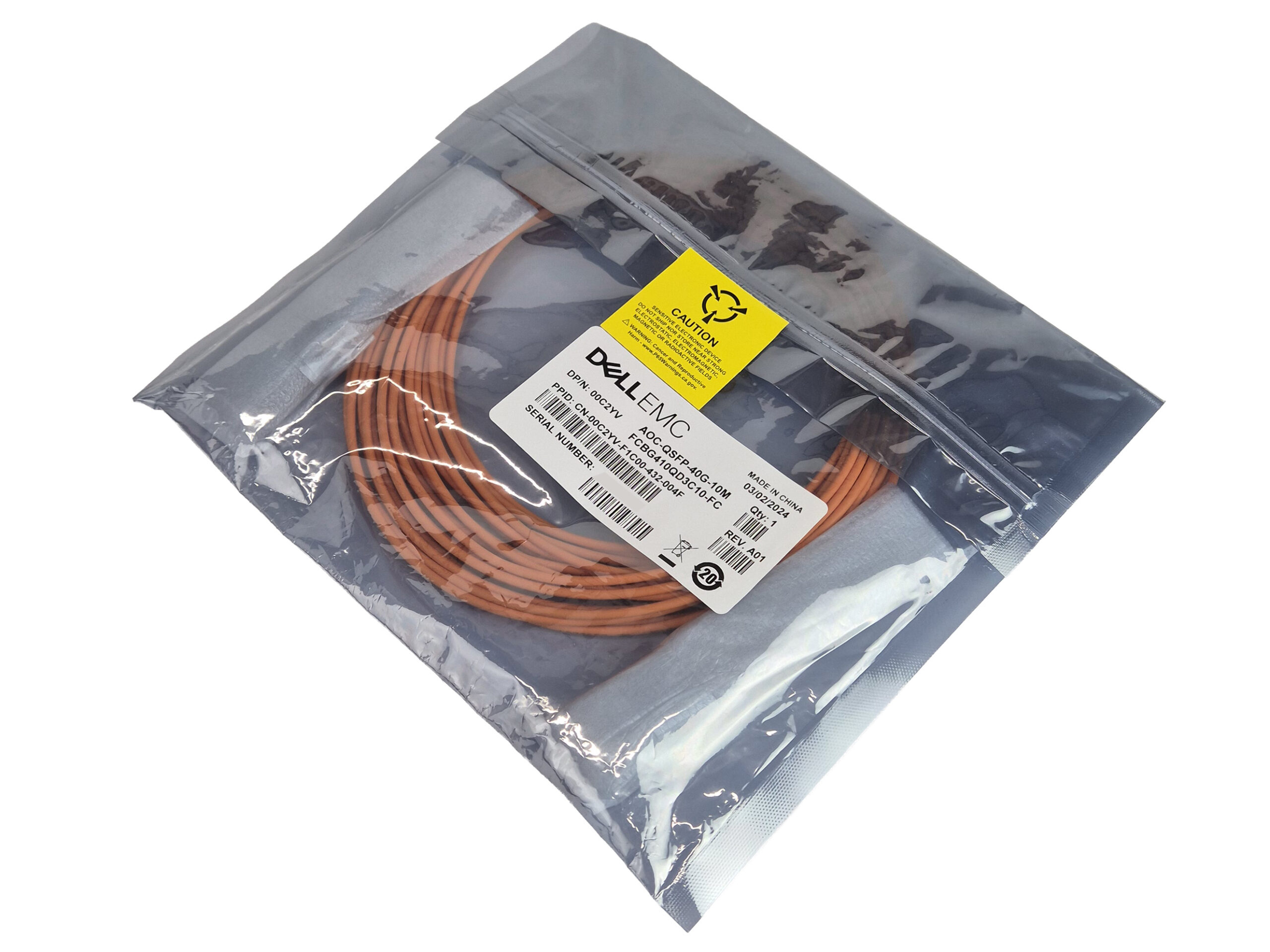 Zwinięty pomarańczowy kabel światłowodowy w przezroczystej torebce ochronnej z naklejką Dell EMC.
