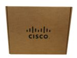 Zamknięte tekturowe pudełko wysyłkowe z czarnym logo Cisco na wieku, widok z góry pod niewielkim kątem.