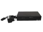 Czarna obudowa wzmacniacza CYP QU-14S z przyciskami i portami HDMI z przodu, obok dołączony biały zasilacz sieciowy.