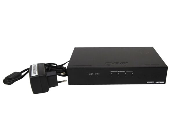 Czarna obudowa wzmacniacza CYP QU-14S z przyciskami i portami HDMI z przodu, obok dołączony biały zasilacz sieciowy.