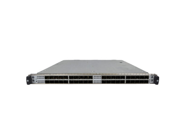 Przedni panel modułu Juniper z czterema rzędami portów SFP w metalowej obudowie rack, uszy montażowe po bokach.