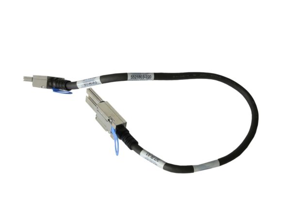 Krótki czarny kabel SAS z dwiema różnymi końcówkami, na obu widoczne białe naklejki z oznaczeniami.