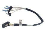 Kabel z jednym złączem Mini-SAS z jednej strony i czterema rozgałęzionymi wtyczkami SATA z drugiej, z naklejką na oplocie.
