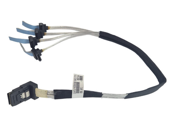 Kabel z jednym złączem Mini-SAS z jednej strony i czterema rozgałęzionymi wtyczkami SATA z drugiej, z naklejką na oplocie.