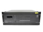 Przedni panel switchera Crestron DM-MD8x8-RPS z wyświetlaczem, przyciskami i dwoma rzędami złączy w obudowie rack.