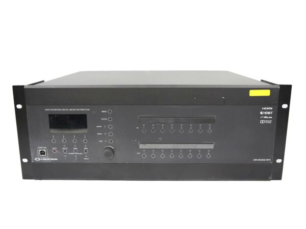 Przedni panel switchera Crestron DM-MD8x8-RPS z wyświetlaczem, przyciskami i dwoma rzędami złączy w obudowie rack.