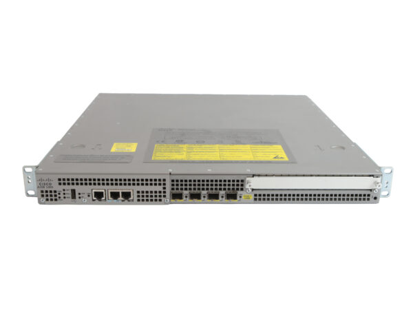 Przedni panel routera Cisco ASR1001 z portami sieciowymi, konsolowymi i uszami montażowymi do szafy rack.