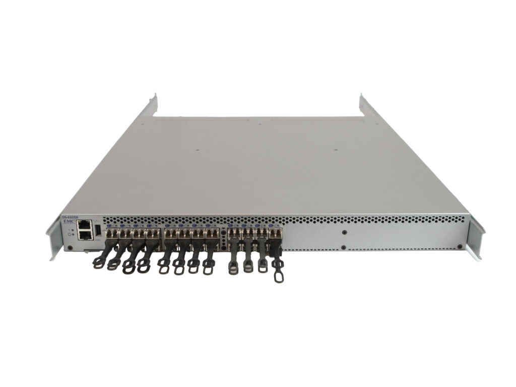 Przedni panel switcha EMC DS-6505B w szarej obudowie rack z uszami montażowymi i kilkoma modułami SFP+ z podłączonymi kablami