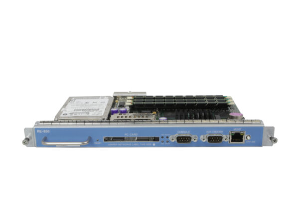 Moduł Routing Engine Juniper z widocznym dyskiem twardym, portami szeregowymi i portem RJ45 na niebieskim panelu czołowym.