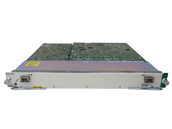 Moduł liniowy Cisco z widoczną płytą elektroniczną, dwoma portami XFP z przodu i uchwytami montażowymi po bokach.