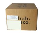 Zamknięte kartonowe pudełko z logo Cisco i naklejonymi etykietami z opisem produktu na boku.