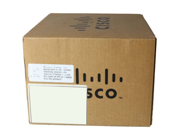 Zamknięte kartonowe pudełko z logo Cisco i naklejonymi etykietami z opisem produktu na boku.