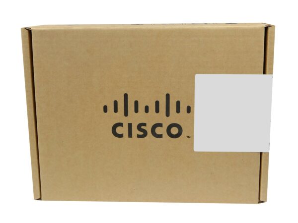 Zamknięte tekturowe pudełko z logo Cisco i białą naklejką z etykietą produktu na boku.
