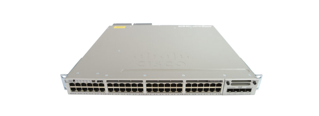 Przód switcha Cisco Catalyst 3850 z czterema rzędami portów RJ45 i slotami SFP z prawej strony, uszy montażowe widoczne po bokach.