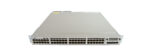 Przód switcha Cisco Catalyst 3850 z czterema rzędami portów RJ45 i slotami SFP z prawej strony, uszy montażowe widoczne po bokach.
