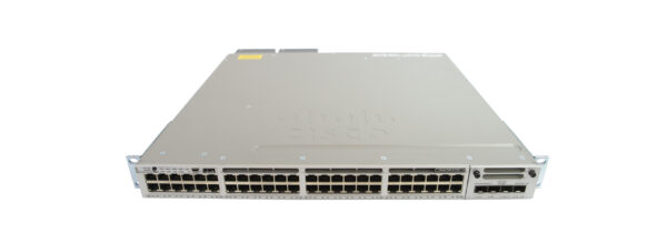 Przód switcha Cisco Catalyst 3850 z czterema rzędami portów RJ45 i slotami SFP z prawej strony, uszy montażowe widoczne po bokach.