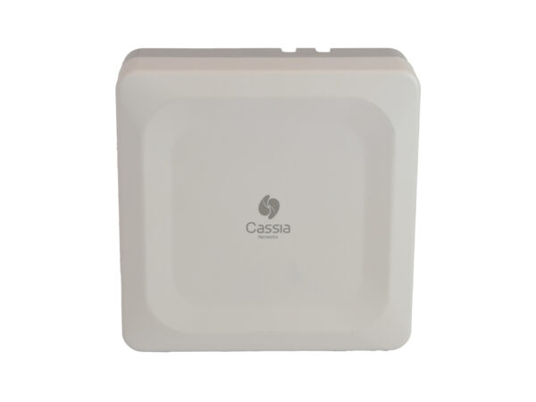 Biała kwadratowa bramka Bluetooth Cassia widziana od przodu, z logo na środku i dwiema diodami w górnym rogu obudowy.
