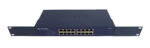 Przedni panel switcha Netgear z uszami montażowymi i szesnastoma portami RJ45 w dwóch rzędach.