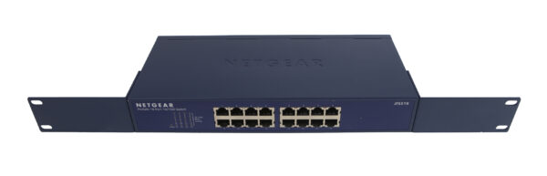 Przedni panel switcha Netgear z uszami montażowymi i szesnastoma portami RJ45 w dwóch rzędach.