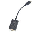 Adapter Lenovo z krótkim czarnym kablem od wtyku Mini DisplayPort do złącza VGA z naklejką na obudowie.