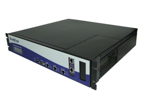 Obudowa rack Blue Coat 7500 pod kątem z przodu, widoczny wyświetlacz LCD, porty sieciowe i uszy montażowe.