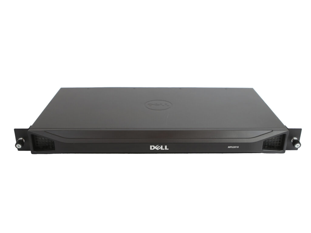 Przełącznik KVM Dell w obudowie rack 1U widziany z przodu i lekko z góry, z uszami montażowymi po bokach i logo Dell na panelu.