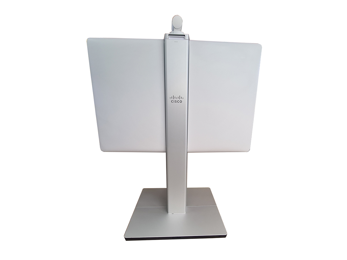 Tylny panel ekranu Cisco TelePresence MX300 G2 na metalowej podstawie jezdnej, widok pod skosem.