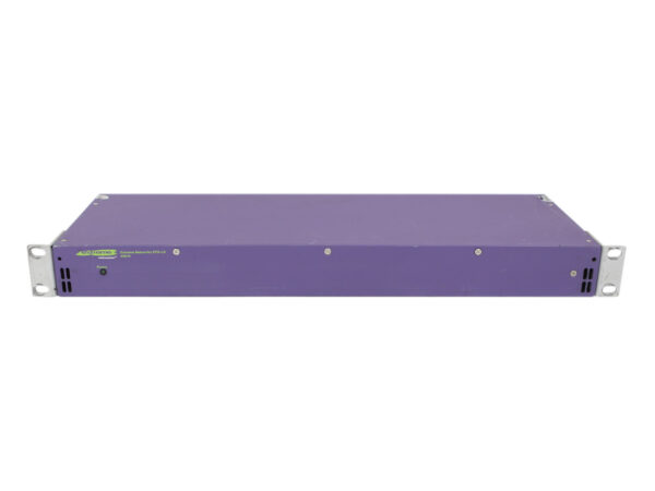 Fioletowa obudowa zasilacza Extreme Networks w formacie rack 1U, widok z przodu pod kątem z uszami montażowymi po bokach.
