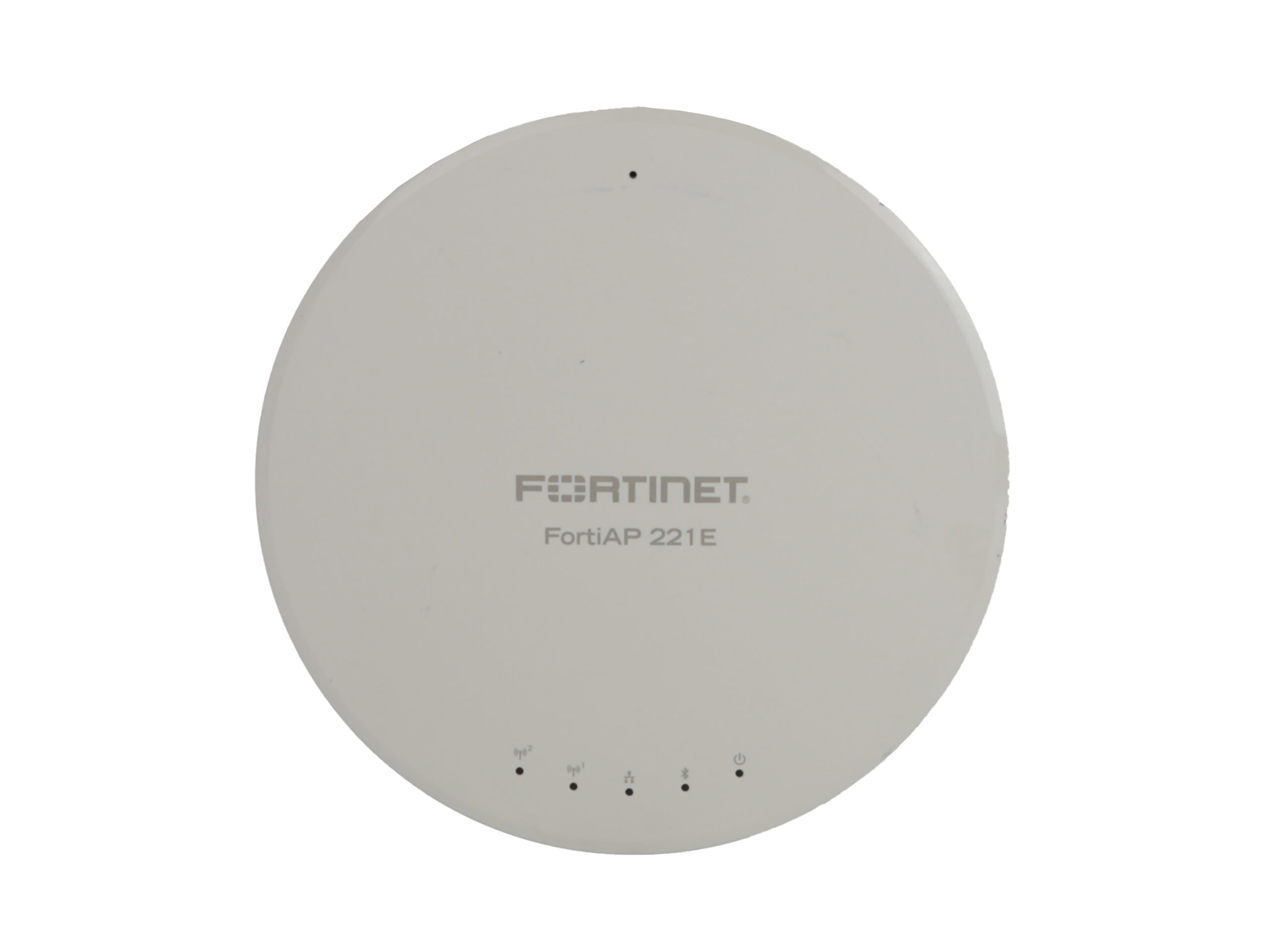 Okrągły punkt dostępowy Fortinet FortiAP 221E w białej obudowie, widok z przodu z logo i rzędem czterech diod LED.