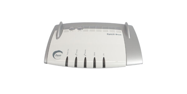 Router AVM FRITZ!Box widziany z przodu pod kątem, z rzędem czterech portów RJ45 i anteną z tyłu obudowy.