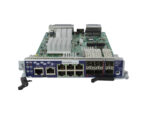 Moduł Juniper z widoczną płytą elektroniczną od góry, przednim panelem z portami RJ45, SFP i SFP+ oraz uchwytem montażowym z boku.