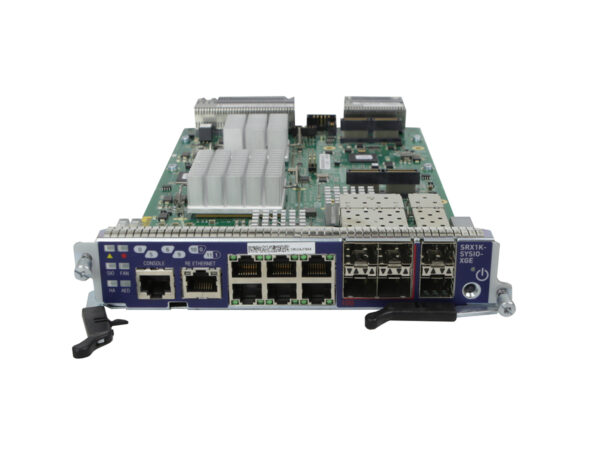 Moduł Juniper z widoczną płytą elektroniczną od góry, przednim panelem z portami RJ45, SFP i SFP+ oraz uchwytem montażowym z boku.