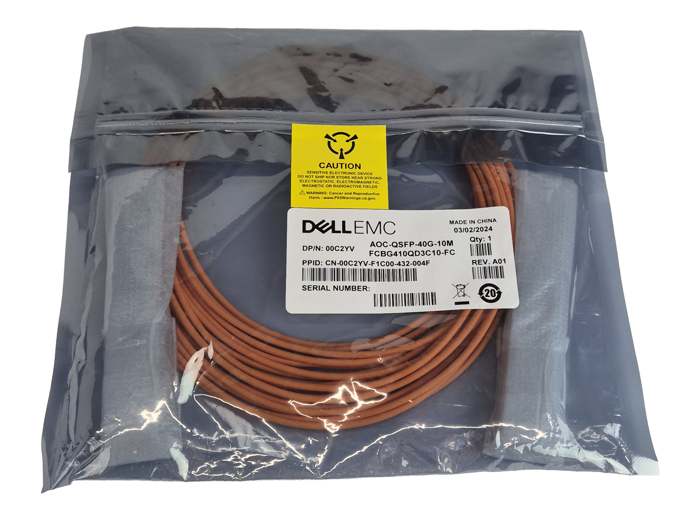 Zwinięty pomarańczowy kabel QSFP+ Dell EMC w przezroczystej torebce foliowej z naklejką z danymi produktu.