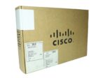 Zamknięte oryginalne pudełko Cisco z logo na wieku i naklejkami z danymi produktu z boku.
