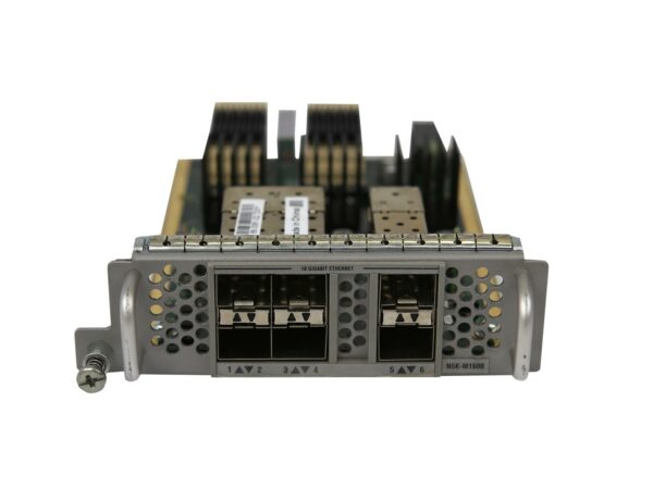 Moduł rozszerzeń Cisco z widocznymi czterema portami SFP+ w metalowej obudowie, ujęcie od przodu pod kątem.