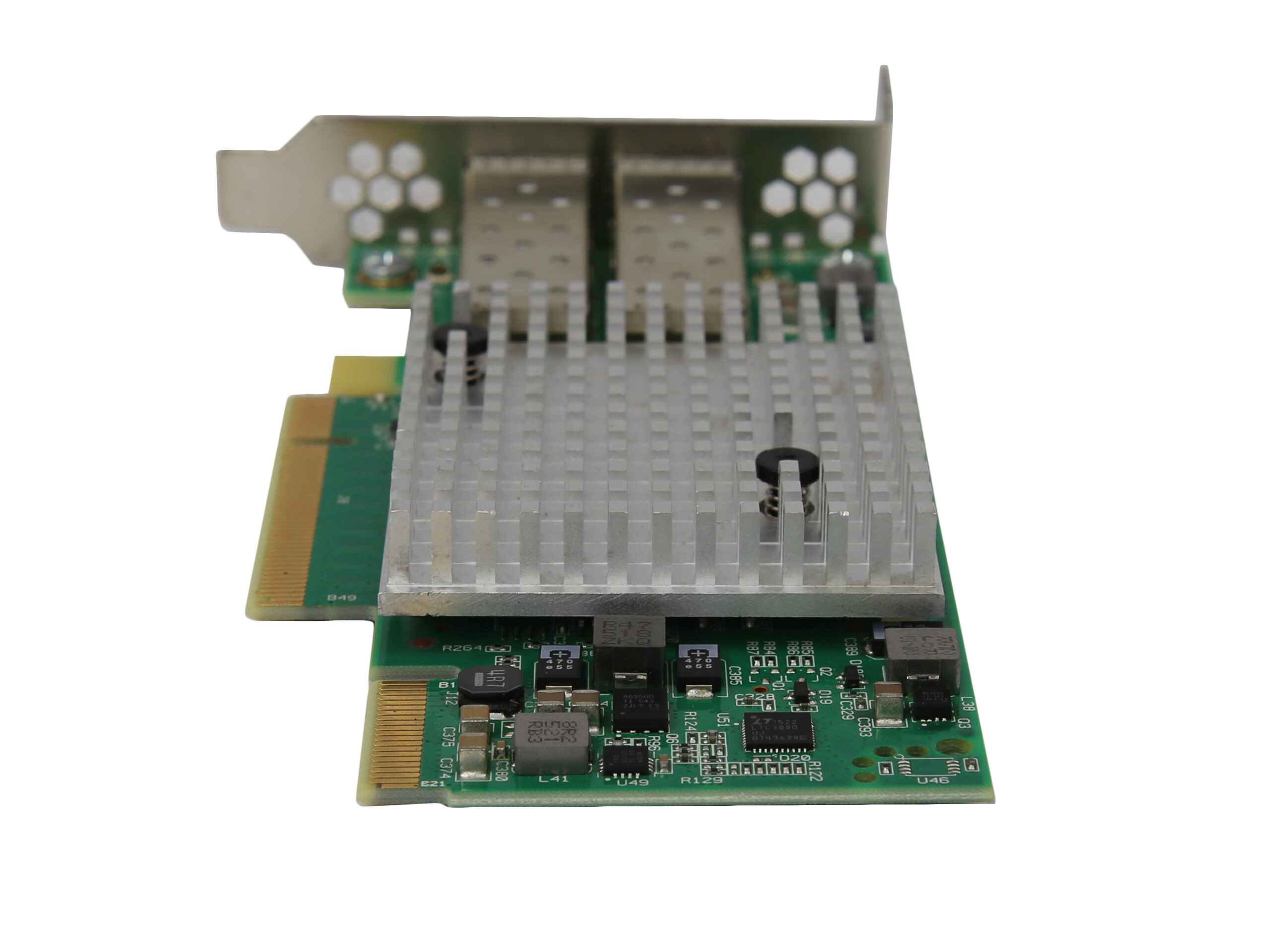 Karta sieciowa PCIe z dwoma portami SFP+, widoczny metalowy radiator z żebrowaniem i złoty styk krawędziowy.