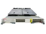 Moduł Cisco Nexus z dwoma rzędami 24 portów SFP+ oraz dużym radiatorem chłodzącym na górze karty.