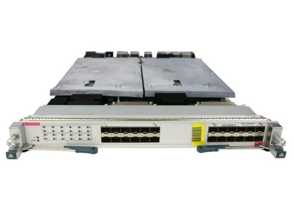 Moduł Cisco Nexus z dwoma rzędami 24 portów SFP+ oraz dużym radiatorem chłodzącym na górze karty.