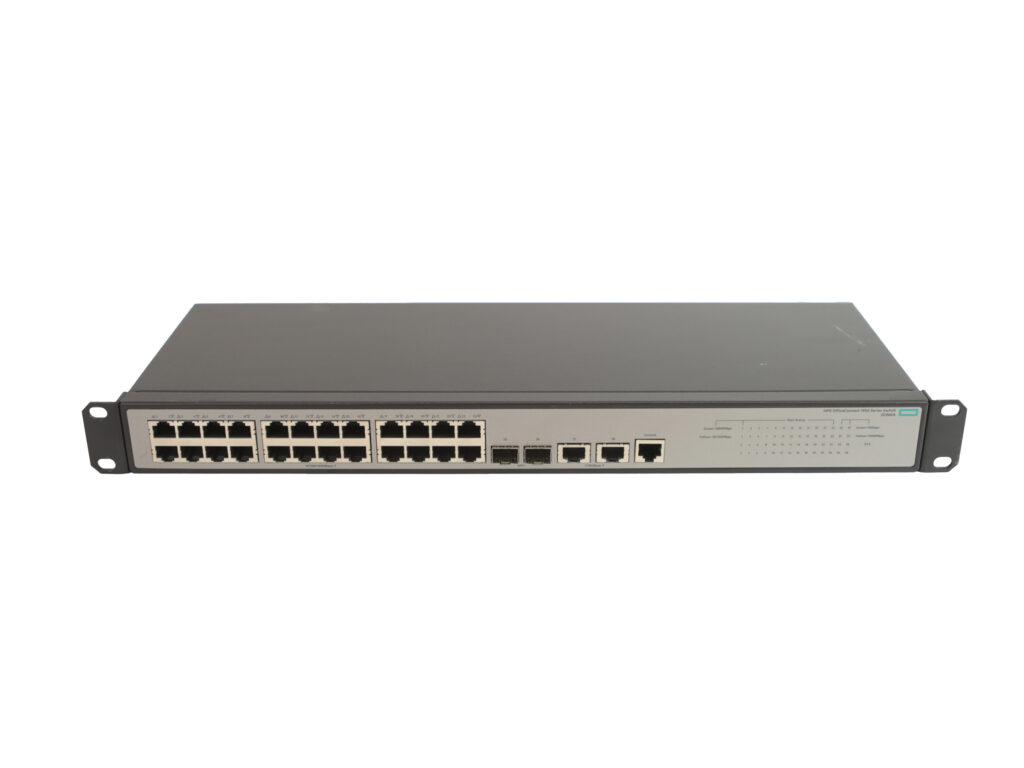 Przedni panel switcha HPE 1950 z 24 portami RJ45 oraz dodatkowymi portami 10Gb i slotami SFP+, uszami montażowymi do szafy rack.