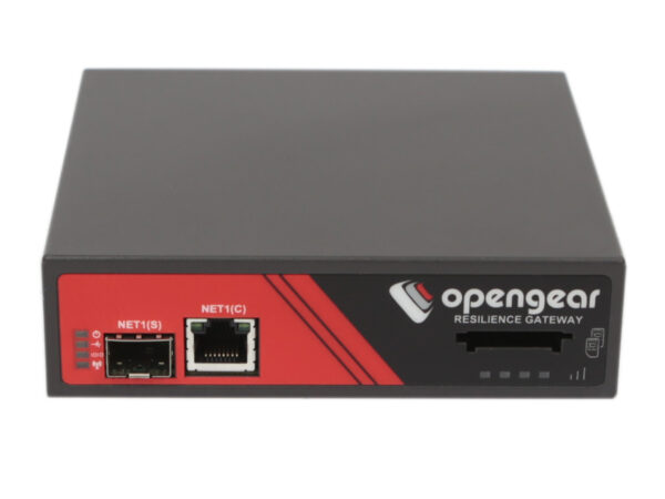Bramka Opengear ACM7004-5-LMR pod kątem z przodu, widoczne porty NETWORK na czerwonym panelu i gniazdo kart z boku.