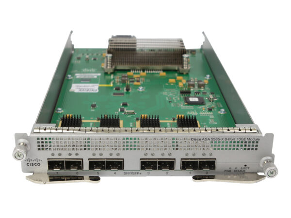 Moduł Cisco z odsłoniętą płytką i radiatorem od góry, z przodu widoczne osiem gniazd SFP+ w metalowej obudowie.