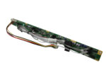 Wąska płytka backplane Supermicro z podłączonymi kablami SAS i przewodami zasilającymi, ułożona po przekątnej.
