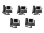 Pięć identycznych telefonów IP Cisco CP-7945G ustawionych w rzędzie, każdy ze słuchawką i wyświetlaczem LCD.