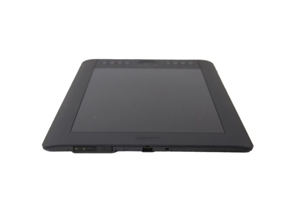 Tablet graficzny Wacom Intuos Pro widziany z boku pod kątem, czarna obudowa z widocznym portem na krawędzi.